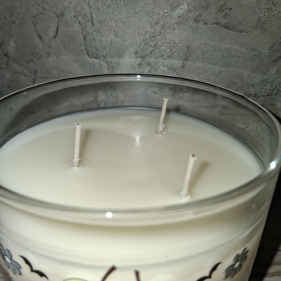 Ulta Beauty Collection HAUNTED CHERRY 3-Wick Candle.Cherry, Plum + Vanilla NEW! - Picture 3 of 4